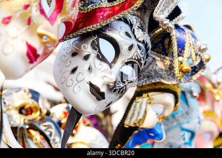 Farbenfrohe venezianische Karnevalsmasken mit komplizierten Designs und dekorativen Elementen. Stockfoto