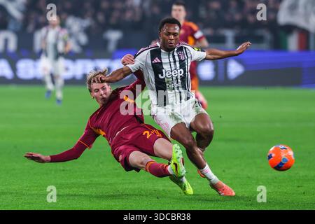 Turin, Italien. Dezember 2025. (R-L) Lois Openda von Juventus FC und Jan Stanislaw Ziolkowski von AS Roma, die während des Fußballspiels der Serie A 2025/26 zwischen Juventus FC und AS Roma im Allianz Stadium in Aktion waren. Quelle: SOPA Images Limited/Alamy Live News Stockfoto