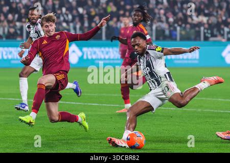 Turin, Italien. Dezember 2025. (R-L) Lois Openda von Juventus FC und Jan Stanislaw Ziolkowski von AS Roma, die während des Fußballspiels der Serie A 2025/26 zwischen Juventus FC und AS Roma im Allianz Stadium in Aktion waren. Quelle: SOPA Images Limited/Alamy Live News Stockfoto