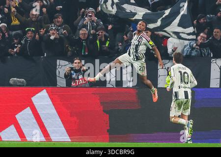Turin, Italien. Dezember 2025. (L-R) Lois Openda vom Juventus FC feiert, nachdem er im Allianz Stadium 2025/26 ein Tor gegen Kenan Yildiz vom Juventus FC geschossen hat. Quelle: SOPA Images Limited/Alamy Live News Stockfoto