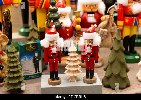 Traditionelle farbenfrohe Holznussknacker auf dem Wiener Weihnachtsmarkt. 20. Dezember 2025, Wien, Österreich Stockfoto