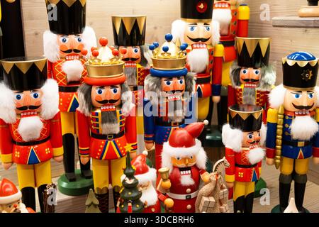 Traditionelle farbenfrohe Holznussknacker auf dem Wiener Weihnachtsmarkt. 20. Dezember 2025, Wien, Österreich Stockfoto