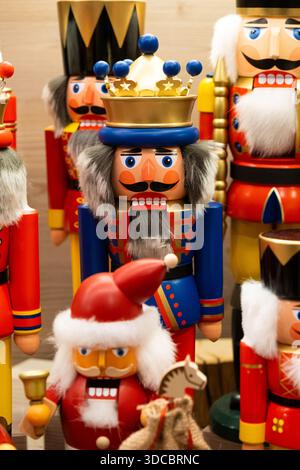 Detaillierte Ansicht einer blauen Nussknacker-Figur. 20. Dezember 2025, Wien, Österreich Stockfoto