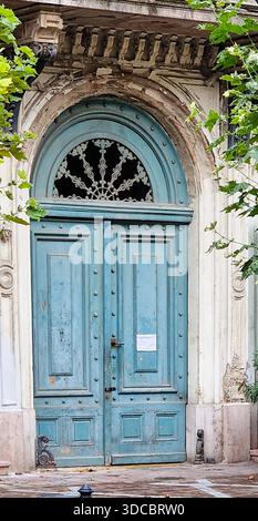 Malerische historische blaue Tür der ehemaligen Sparkasse in Esztergom, Ungarn Stockfoto