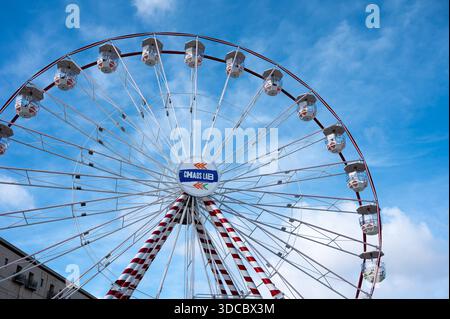 Detail des Riesenrads am zentralen Markt von Valletta, zeigt geometrisches Spiel von Kreisen und Diagonalen vor einem klaren blauen Himmel Valletta, Malta Stockfoto