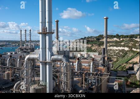 Blick auf den Dorfplatz von Marsaxlokk, weihnachtlich dekoriert, mit festlicher Dekoration und einer warmen, entspannten Atmosphäre Marsaxlokk, Malta, 6. Dezember 202 Stockfoto