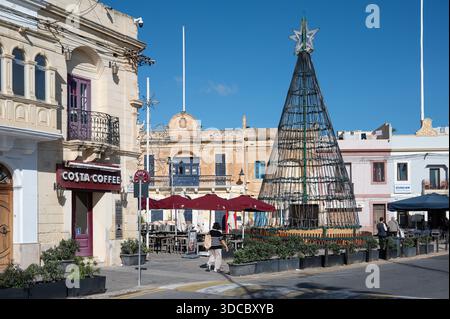 Blick auf den Dorfplatz von Marsaxlokk, weihnachtlich dekoriert, mit festlicher Dekoration und einer warmen, entspannten Atmosphäre Marsaxlokk, Malta, 6. Dezember 202 Stockfoto