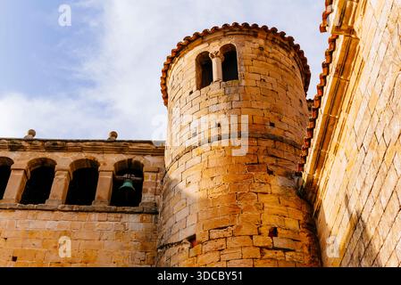 Detail des zylindrischen Turms. Stiftskirche Santa Juliana. Santillana del Mar, Kantabrien, Spanien, Europa Stockfoto