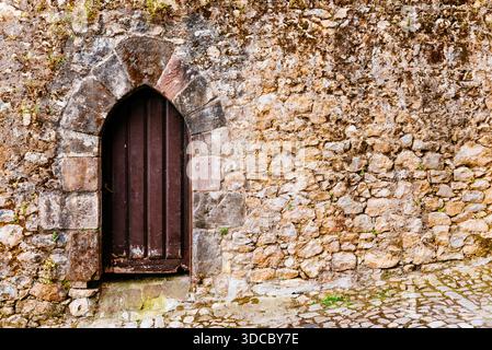 Mittelalterliche Spitzbogentür. Santillana del Mar, Kantabrien, Spanien, Europa Stockfoto