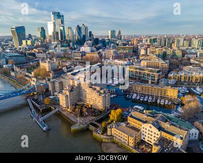 St. Katharine Docks. Drohnenblick auf die Saintt Katharine Docks in London - historischer Yachthafen, Yachten und moderne Stadtarchitektur Stockfoto