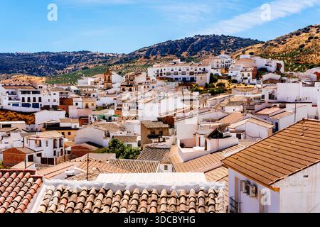 Blick auf die Stadt Luque, gekennzeichnet durch die weißen Straßen und Häuser und die natürliche Umgebung in der Sierra Subbética. Luque, Córdob Stockfoto