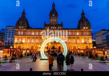 Weihnachtsdekoration an der Fassade des Rathauses in A Coruña, auf der Plaza de María Pita. A Coruña, Galicien, Spanien, Europa Stockfoto