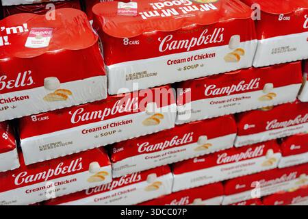 Schachteln mit Campbells Hühnersuppe in einem Sam's Club Supermarkt Stockfoto
