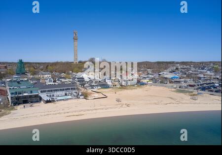 Blick aus der Vogelperspektive auf das Pilgerdenkmal und den Hafen von Provincetown, Cape Cod Stockfoto