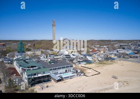 Pilgrim Monument und Provincetown Dorf aus der Vogelperspektive, Cape Cod Stockfoto