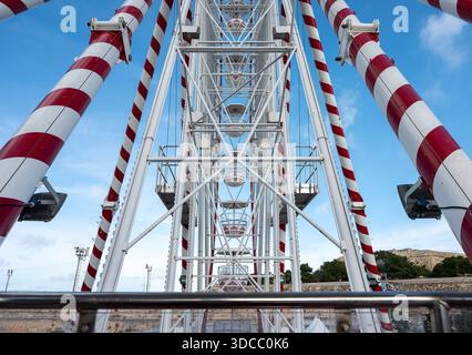 Detail des Riesenrads am zentralen Markt von Valletta, zeigt geometrisches Spiel von Kreisen und Diagonalen vor einem klaren blauen Himmel Valletta, Malta, 6. Dezember 2025 Stockfoto
