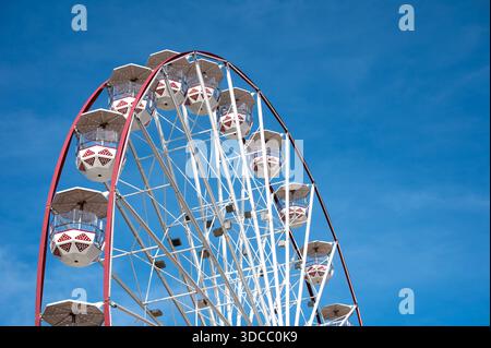 Detail des Riesenrads am zentralen Markt von Valletta, zeigt geometrisches Spiel von Kreisen und Diagonalen vor einem klaren blauen Himmel Valletta, Malta, 6. Dezember 2025 Stockfoto
