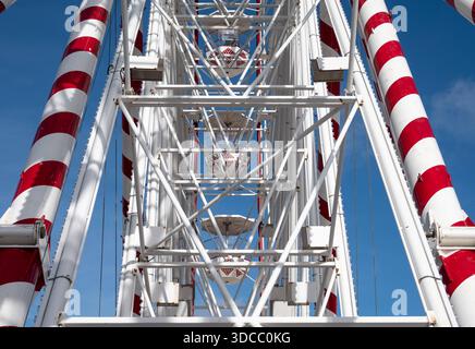 Detail des Riesenrads am zentralen Markt von Valletta, zeigt geometrisches Spiel von Kreisen und Diagonalen vor einem klaren blauen Himmel Valletta, Malta, 6. Dezember 2025 Stockfoto
