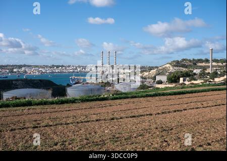 Blick auf den Dorfplatz von Marsaxlokk, weihnachtlich dekoriert, mit festlicher Dekoration und einer warmen, entspannten Atmosphäre Marsaxlokk, Malta, 6. Dezember 2025. Stockfoto