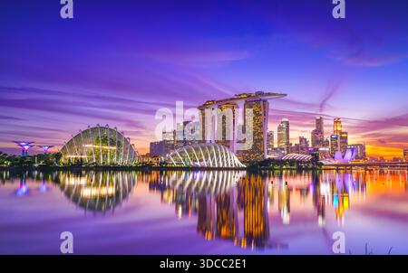 Die Reflexionsansicht des Downtown Core entlang der Marina Bay in Singapur in der Dämmerung am 3. April 2019. Stockfoto
