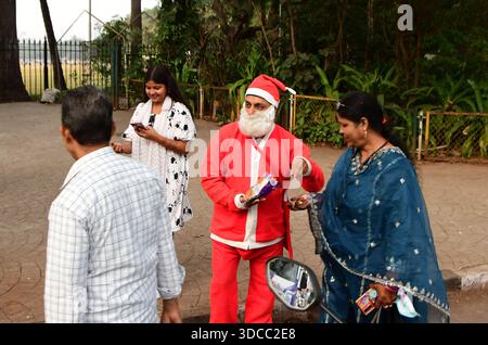 MUMBAI, INDIEN – 21. DEZEMBER: Gurucharan Singh Lucky, gekleidet in einem Weihnachtsmannskostüm, verteilt Schokolade an die Menschen vor dem Weihnachtsfest am 21. Dezember 2025 in Mumbai, Indien. Foto: Bhushan Koyande/Hindustan Times People Celebration Christmas Festival Stockfoto