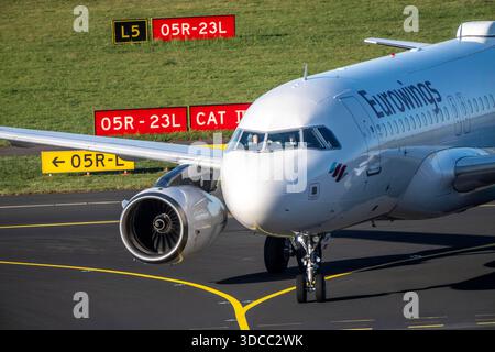 Eurowings Airbus auf dem Rollweg zum Terminal, Flughafen Düsseldorf, DUS, Stockfoto