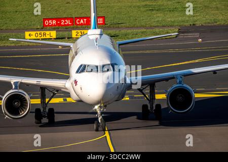 Eurowings Airbus auf dem Rollweg zum Terminal, Flughafen Düsseldorf, DUS, Stockfoto