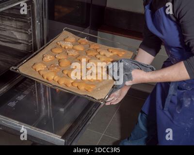 Lebkuchenkekse im Backofen backen Stockfoto