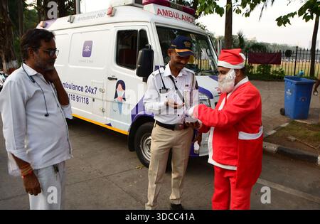 Mumbai, Indien. Dezember 2025. MUMBAI, INDIEN – 21. DEZEMBER: Gurucharan Singh Lucky, gekleidet in einem Weihnachtsmannskostüm, verteilt Schokolade an die Menschen vor dem Weihnachtsfest am 21. Dezember 2025 in Mumbai, Indien. (Foto: Bhushan Koyande/Hindustan Times/SIPA USA) Credit: SIPA USA/Alamy Live News Stockfoto