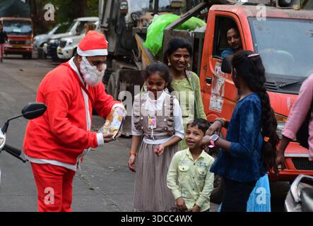 Mumbai, Indien. Dezember 2025. MUMBAI, INDIEN – 21. DEZEMBER: Gurucharan Singh Lucky, gekleidet in einem Weihnachtsmannskostüm, verteilt Schokolade an die Menschen vor dem Weihnachtsfest am 21. Dezember 2025 in Mumbai, Indien. (Foto: Bhushan Koyande/Hindustan Times/SIPA USA) Credit: SIPA USA/Alamy Live News Stockfoto