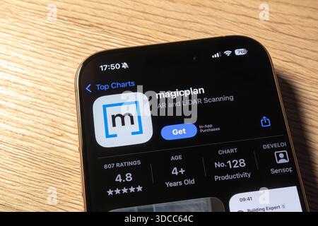 Ostrava, Tschechien – 27. Januar 2025: Apple App Store mit MagicPlan Mobile App wird installiert Stockfoto