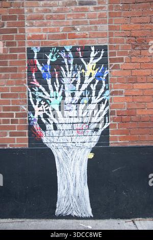 Weißer Baum mit farbenfrohen Handdrucken in der Nähe der Sherbourne Street im Zentrum von Toronto, Ontario, Kanada Stockfoto