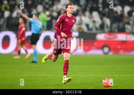 Allianz Stadium, Turin, Italien. Dezember 2025. Serie AFootball; Juventus gegen Roma; Jan Ziolkowski von AS Roma läuft mit dem Ball Credit: Action Plus Sports/Alamy Live News Stockfoto