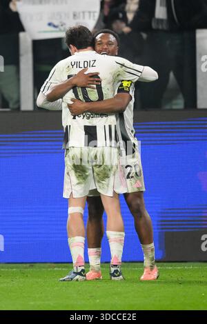 Allianz Stadium, Turin, Italien. Dezember 2025. Serie AFootball; Juventus gegen Roma; Lois Openda vom FC Juventus feiert mit Kenan Yıldız vom FC Juventus nach einem Tor für 2-0 Credit: Action Plus Sports/Alamy Live News Stockfoto