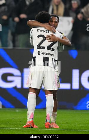 Allianz Stadium, Turin, Italien. Dezember 2025. Serie AFootball; Juventus gegen Roma; Lois Openda vom FC Juventus feiert mit Weston McKennie vom FC Juventus nach einem Tor für 2-0 Credit: Action Plus Sports/Alamy Live News Stockfoto