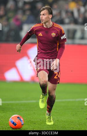 Allianz Stadium, Turin, Italien. Dezember 2025. Serie AFootball; Juventus gegen Roma; Jan Ziolkowski von AS Roma läuft mit dem Ball Credit: Action Plus Sports/Alamy Live News Stockfoto