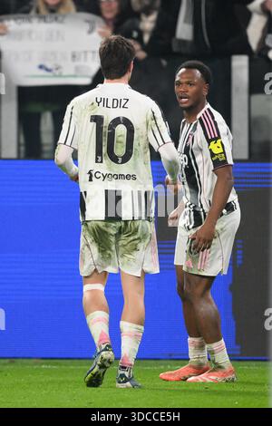 Allianz Stadium, Turin, Italien. Dezember 2025. Serie AFootball; Juventus gegen Roma; Lois Openda vom FC Juventus feiert mit Kenan Yıldız vom FC Juventus nach einem Tor für 2-0 Credit: Action Plus Sports/Alamy Live News Stockfoto