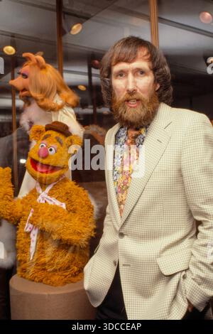 Muppet-Schöpfer Jim Henson umgeben von seinen Kreationen Kermit, Fozzie Bear und Miss Piggy, die die Magie von Hensons Werk symbolisieren. Foto von Bernard Gotfryd Stockfoto