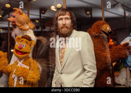Muppet-Schöpfer Jim Henson umgeben von seinen Kreationen Kermit, Fozzie Bear und Miss Piggy, die die Magie von Hensons Werk symbolisieren. Foto von Bernard Gotfryd Stockfoto