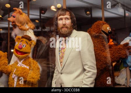 Muppet-Schöpfer Jim Henson umgeben von seinen Kreationen Kermit, Fozzie Bear und Miss Piggy, die die Magie von Hensons Werk symbolisieren. Foto von Bernard Gotfryd Stockfoto
