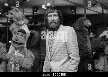 Muppet-Schöpfer Jim Henson umgeben von seinen Kreationen Kermit, Fozzie Bear und Miss Piggy, die die Magie von Hensons Werk symbolisieren. Foto von Bernard Gotfryd Stockfoto