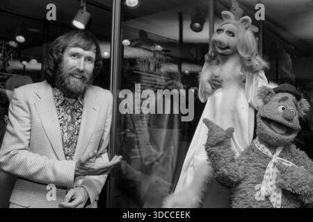 Muppet-Schöpfer Jim Henson umgeben von seinen Kreationen Kermit, Fozzie Bear und Miss Piggy, die die Magie von Hensons Werk symbolisieren. Foto von Bernard Gotfryd Stockfoto
