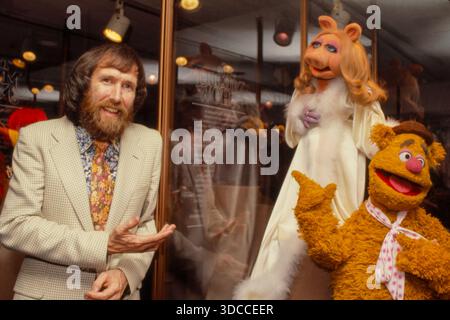 Muppet-Schöpfer Jim Henson umgeben von seinen Kreationen Kermit, Fozzie Bear und Miss Piggy, die die Magie von Hensons Werk symbolisieren. Foto von Bernard Gotfryd Stockfoto