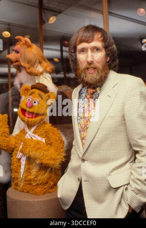 Muppet-Schöpfer Jim Henson umgeben von seinen Kreationen Kermit, Fozzie Bear und Miss Piggy, die die Magie von Hensons Werk symbolisieren. Foto von Bernard Gotfryd Stockfoto