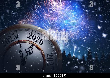 Explosives Silvesterfest. Eine antike Uhr tickt gegen 2026 unter einem spektakulären Schauspiel von blauem und violettem Feuerwerk, das über einem sn explodiert Stockfoto
