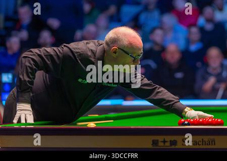 Edinburgh, Schottland. 21. Dezember 2025. Der World Snooker Schiedsrichter Leo Scullion sieht das Pink ein letztes Mal neu, während er sich auf seinen letzten Schritt als Top-Referr vorbereitet und seine Handschuhe am Ende des Finales der Betvictor Scottish Open Snooker 2025 aufhängen wird. Leo übernimmt heute Abend sein letztes Spiel zwischen Chris Wakelin und Chang Bingyu. Stockfoto