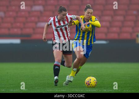 Sheffield, Großbritannien. Dezember 2025. Ella Kinzett (4 Sheffield United) kämpft mit Aime Palmer um den Ball. Sheffield United / Southampton, WSL 2, Bramall Lane, Sheffield, England, Dezember 2025. Quelle: SPP Sport Pressefoto. /Alamy Live News Stockfoto