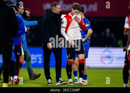 ROTTERDAM, NIEDERLANDE - 21. DEZEMBER: Feyenoord-Cheftrainer Robin Van Persie und Thijs Kraaijeveld aus Feyenoord nach dem Eredivisie-Spiel zwischen Feyenoord Rotterdam und FC Twente '65 in de Kuip am 21. Dezember 2025 in Rotterdam, Niederlande. (Foto: Rene Nijhuis) Stockfoto