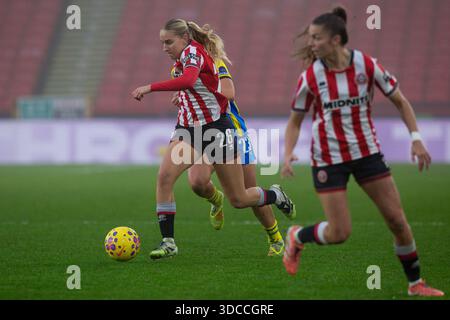 Sheffield, Großbritannien. Dezember 2025. Eva Butler (28 Sheffield United) fährt mit dem Ball vorwärts. Sheffield United / Southampton, WSL 2, Bramall Lane, Sheffield, England, Dezember 2025. Quelle: SPP Sport Pressefoto. /Alamy Live News Stockfoto