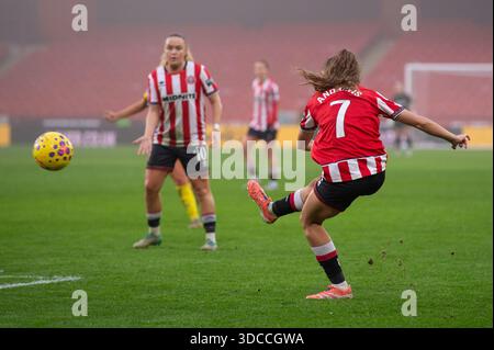 Sheffield, Großbritannien. Dezember 2025. Amy Andrews (7 Sheffield United) überquert den Ball in die Box. Sheffield United / Southampton, WSL 2, Bramall Lane, Sheffield, England, Dezember 2025. Quelle: SPP Sport Pressefoto. /Alamy Live News Stockfoto